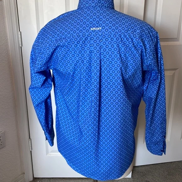 LIKE NEW ARIAT LONG SLEEVE SHIRT. Size L. Blue. EXCELLENT CONDITION. - Picture 8 of 12